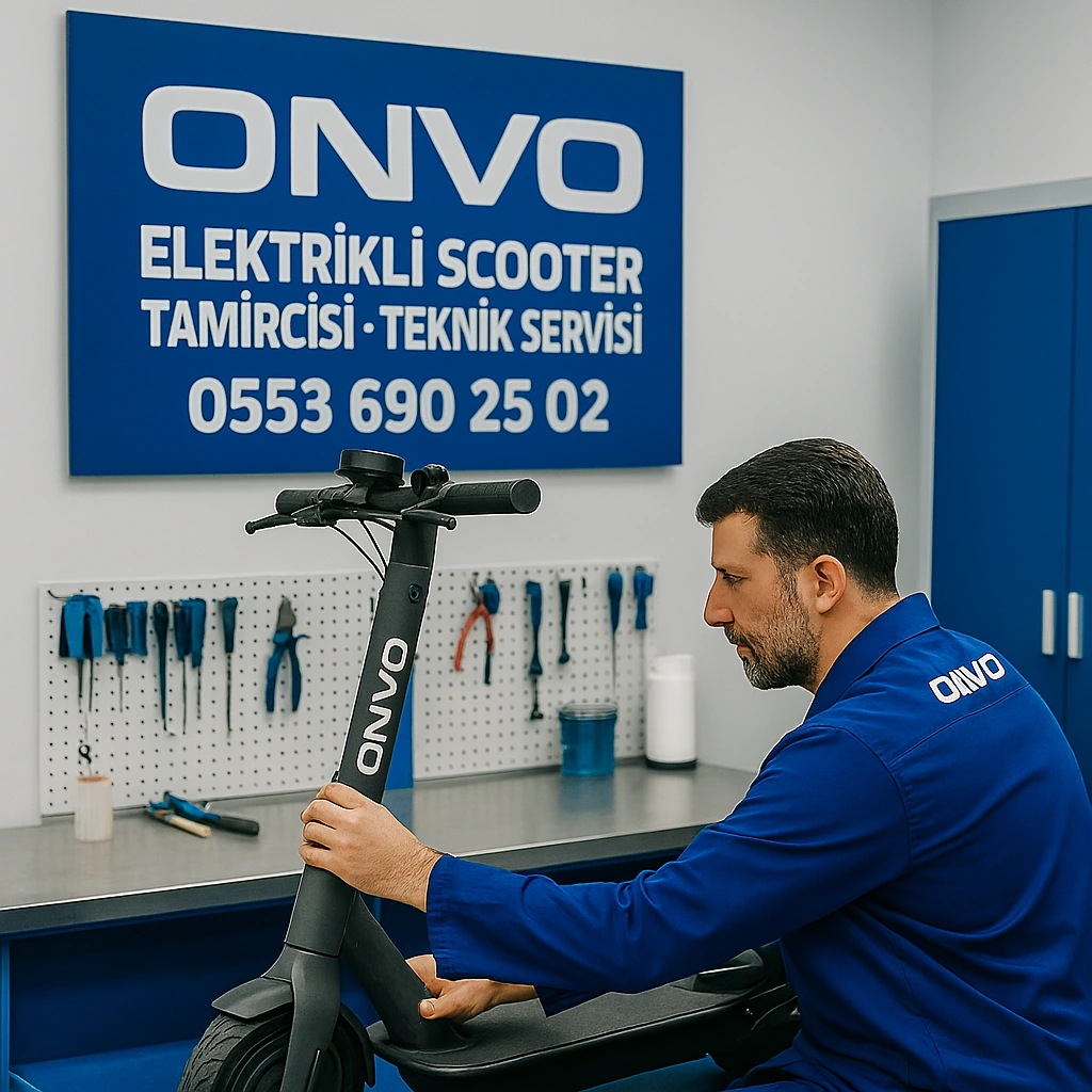 Onvo elektrikli scooter tamircisi teknik servisinde, mavi iş kıyafeti giymiş usta scooter tamiri yapıyor. Arka planda ONVO tabelası ve telefon numarası 0553 690 25 02 görünüyor.